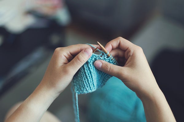 編み物をする手