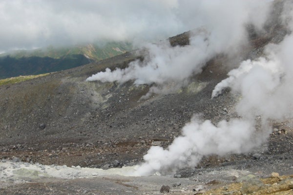 火山活動で出現したカルデラ