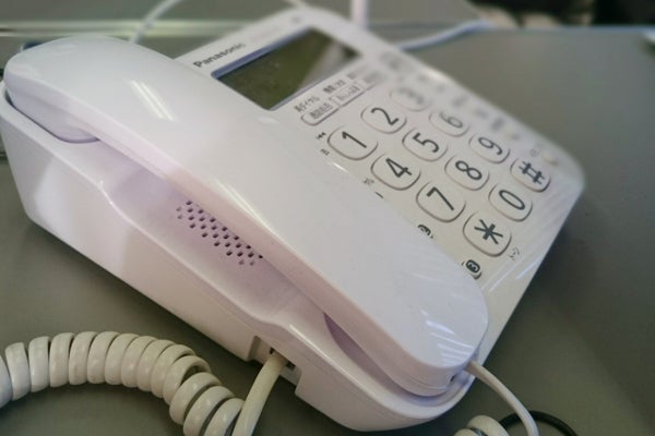 会社で使われている白い電話機