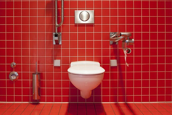 赤タイルのトイレ