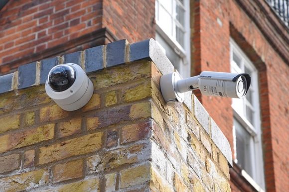 街角の犯罪を抑止する監視カメラ