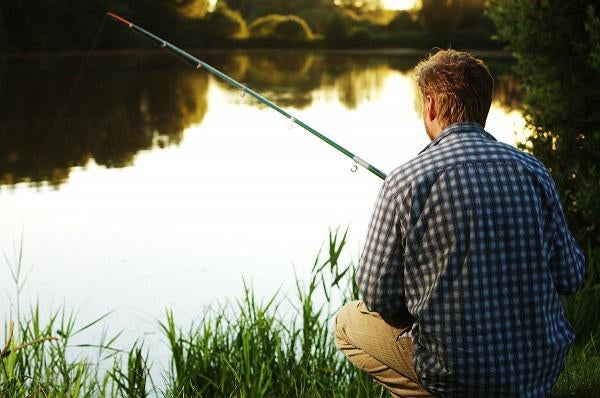 趣味の釣りをする男性
