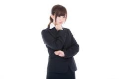 就職活動をする女学生