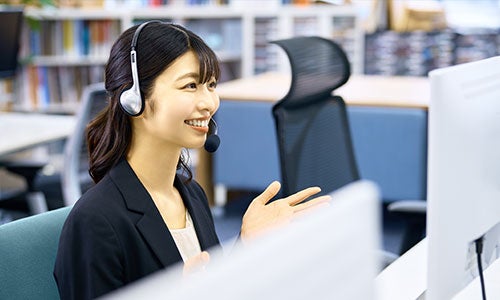 電話対応するオペレーター