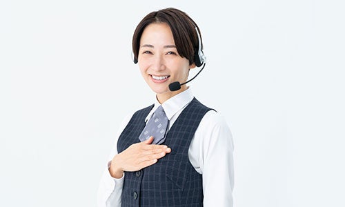 胸に手を当てるオペレーター
