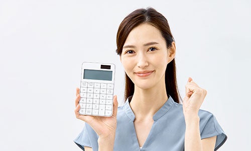 電卓を持つ女性