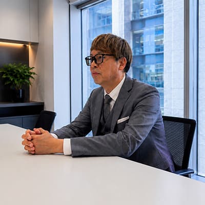 導入前の課題について話してくださる巴山様