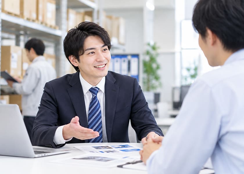 取引先と商談する商社の担当者