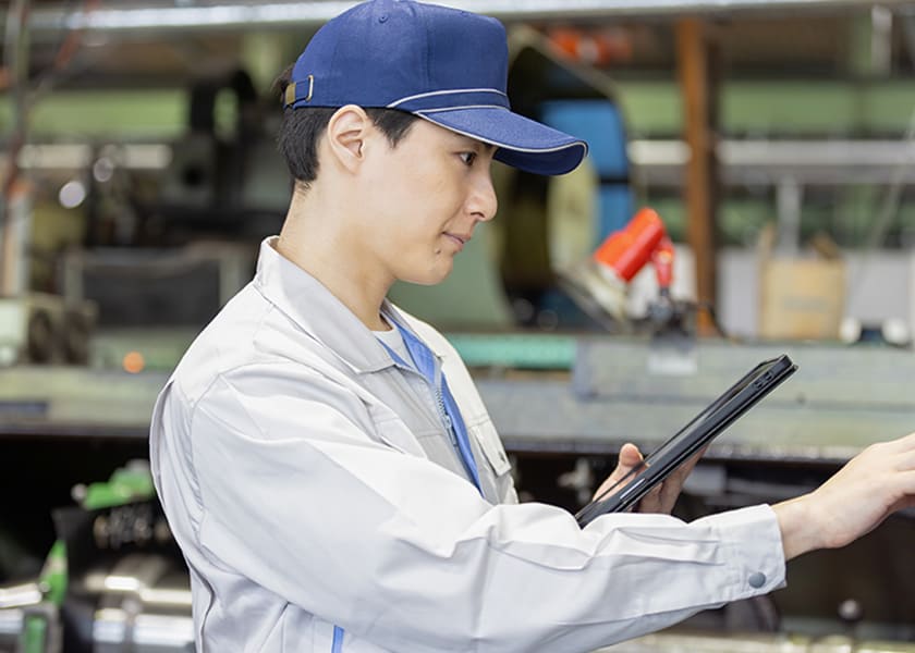 製造現場で作業を行うスタッフ
