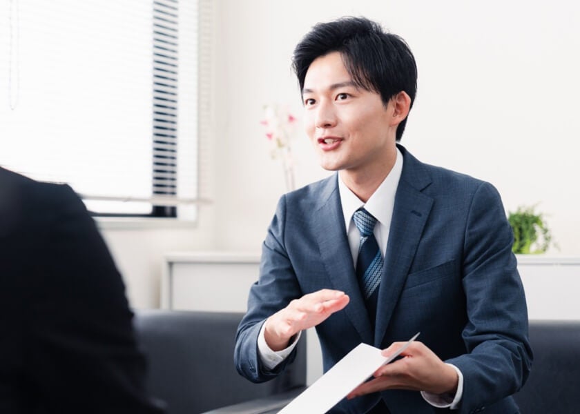 お客様と打ち合わせを行うサービス業の担当者